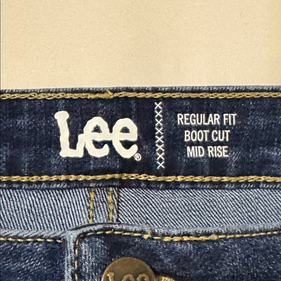 Lee regular fit boot cut Mid Rise denim jeans. Size 20M - Picture 4 of 5